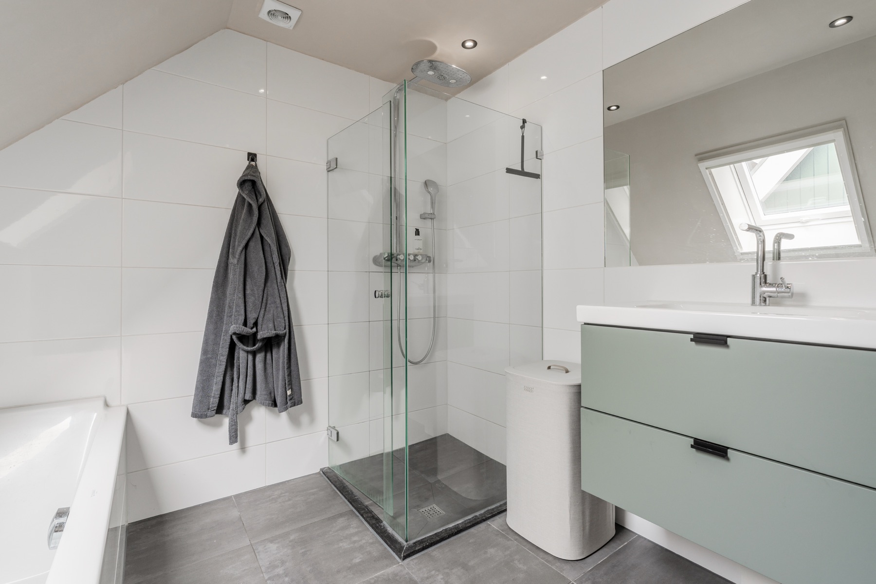 Badkamer met inloopdouche, ligbad en dakraam