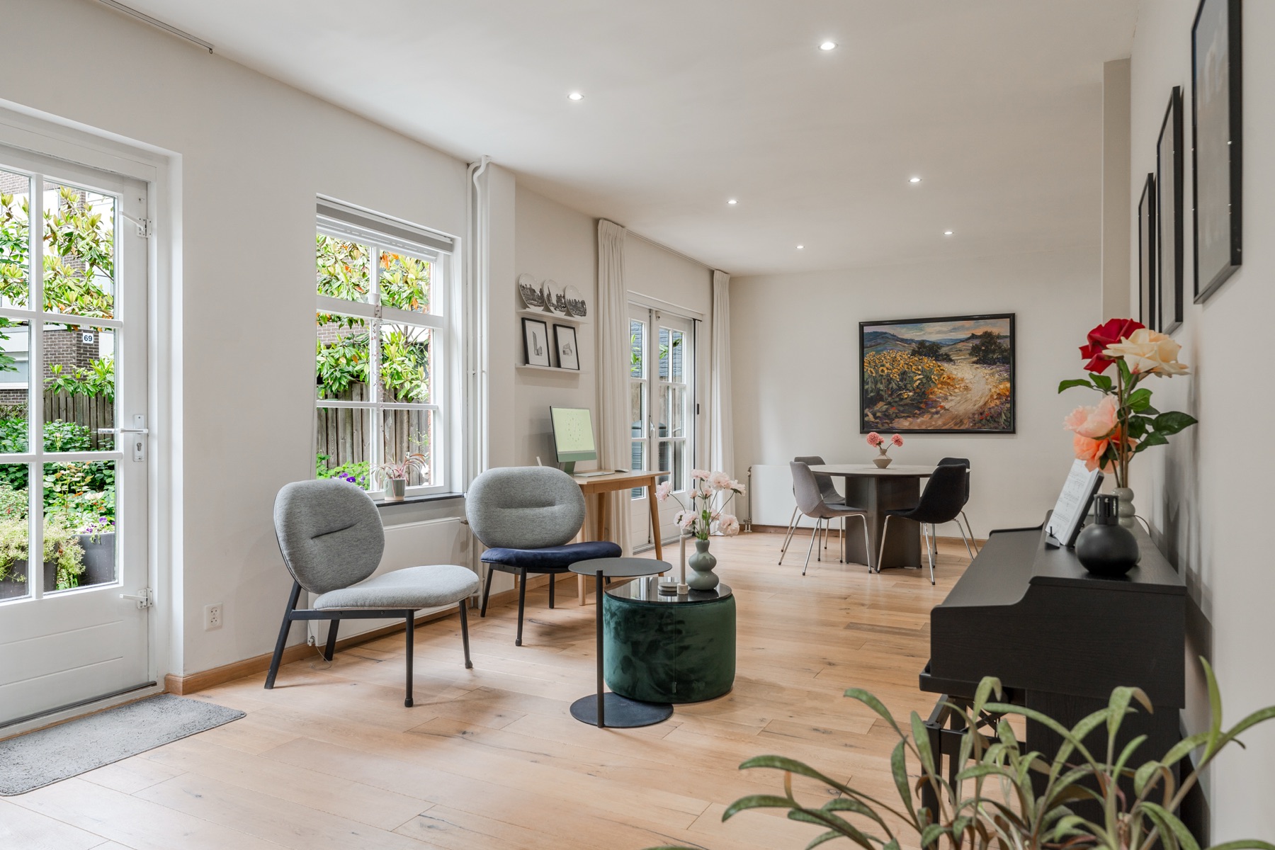 Eetkamer met deuren naar de tuin
