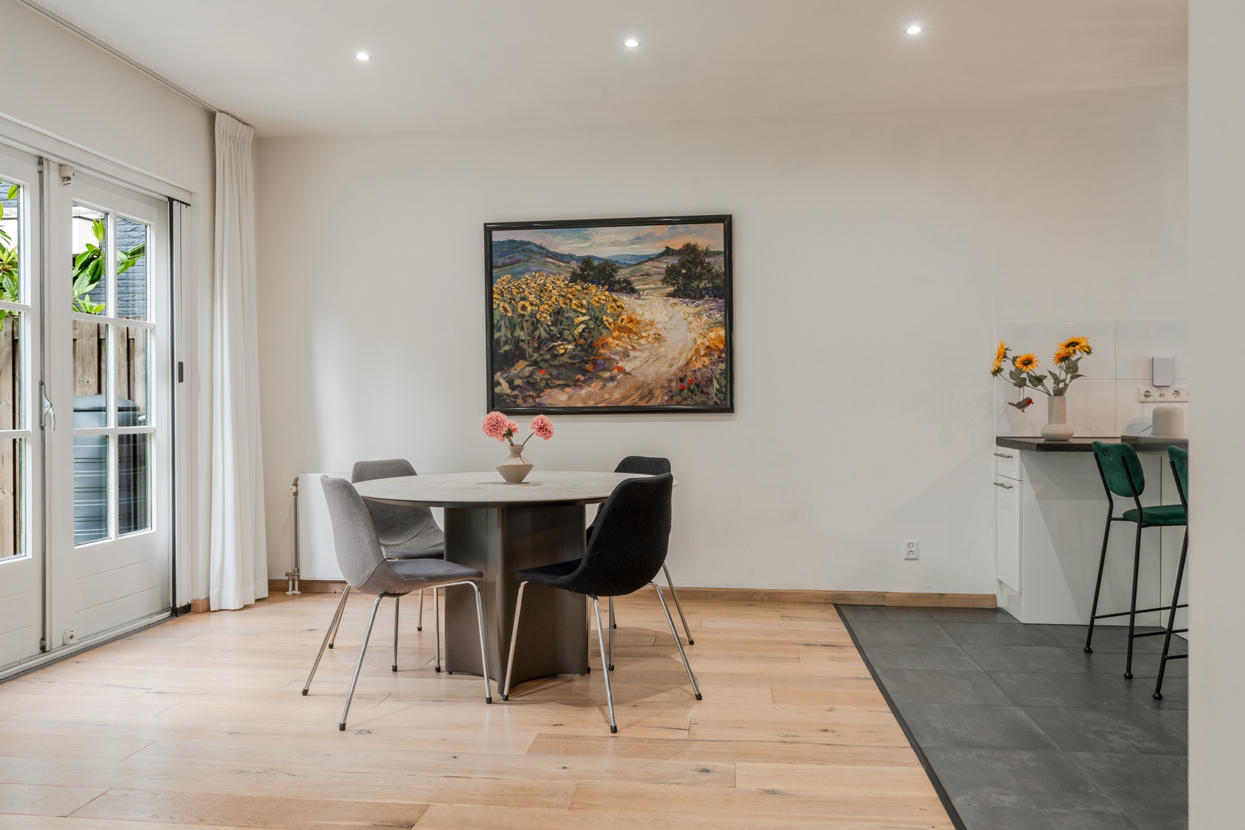 Eettafel bij de tuindeuren